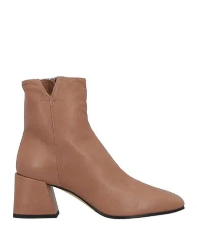 Pomme D'or Woman Ankle Boots Light Brown Size 8 Leather