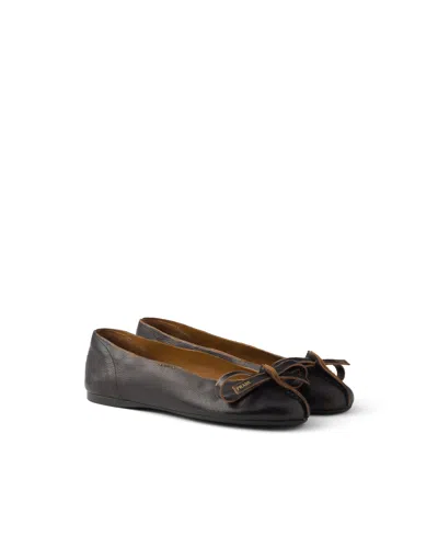 Prada Ballerinas Aus Antikem Leder In Brown
