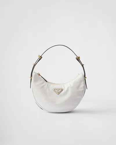 Prada Arqué Schultertasche Aus Naplak-lackleder In Weiss