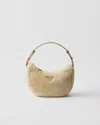 Prada Arqué Schultertasche Aus Lammfell Und Leder In Écru/noisette