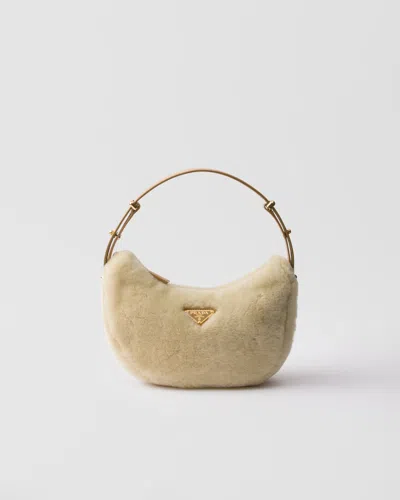 Prada Arqué Schultertasche Aus Lammfell Und Leder In Écru/noisette
