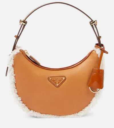 PRADA ARQUÉ SMALL SHEARLING-TRIMMED LEATHER SHOULDER BAG
