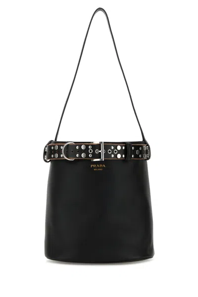 PRADA BORSA A SECCHIELLO PRADA BUCKLE IN PELLE NERA DONNA