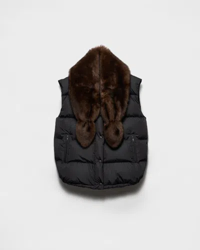 Prada Daunenweste Aus Re-nylon Und Shearling In Black