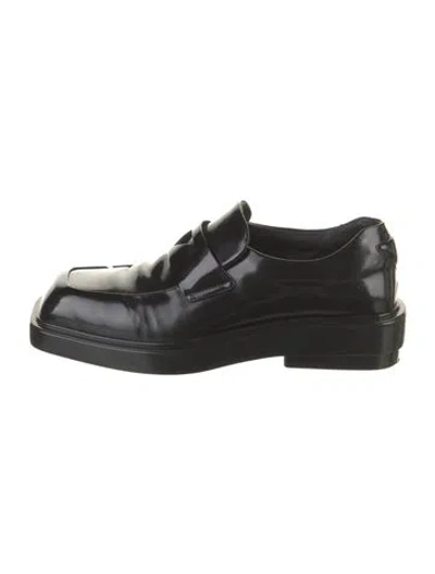 Pre-owned Prada Enameled Metal Triangle Leather Oxfords In Black