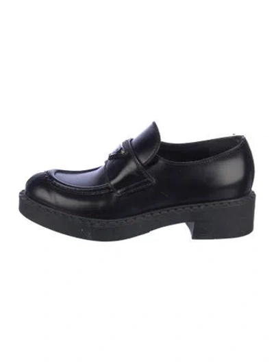 Pre-owned Prada Enameled Metal Triangle Leather Oxfords In Black