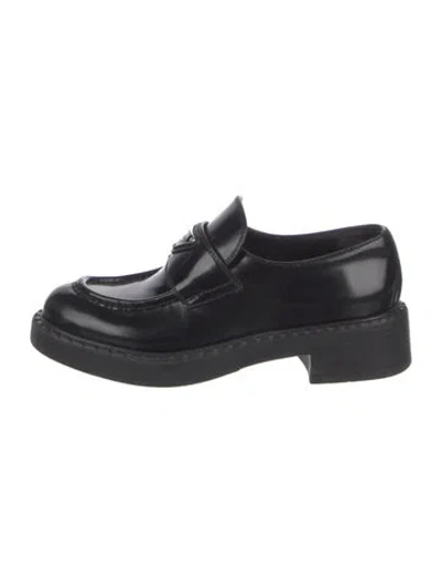 Pre-owned Prada Enameled Metal Triangle Leather Oxfords In Black