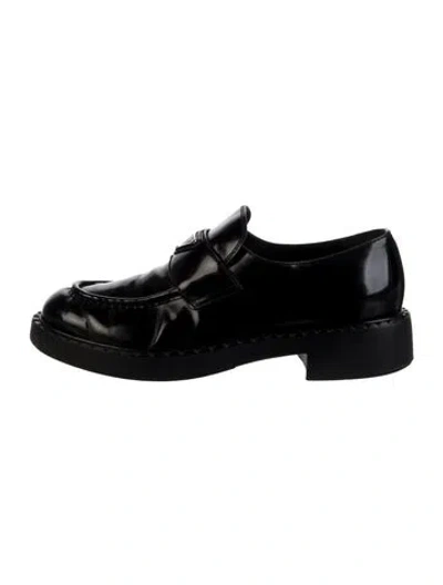 Pre-owned Prada Enameled Metal Triangle Leather Oxfords In Black