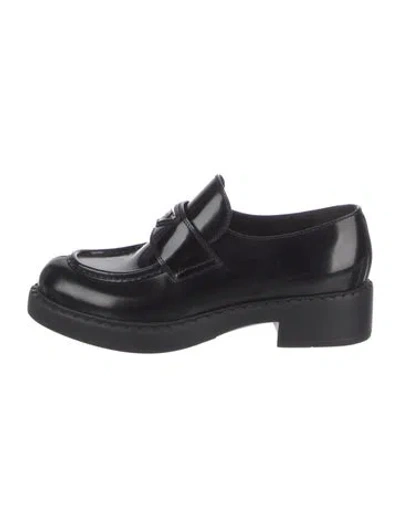 Pre-owned Prada Enameled Metal Triangle Leather Oxfords In Black
