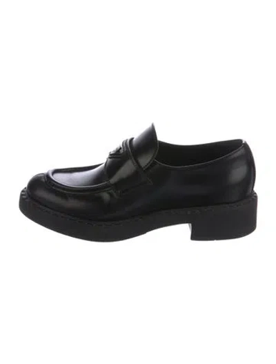 Pre-owned Prada Enameled Metal Triangle Leather Oxfords In Black