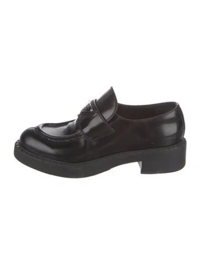 Pre-owned Prada Enameled Metal Triangle Leather Oxfords In Black