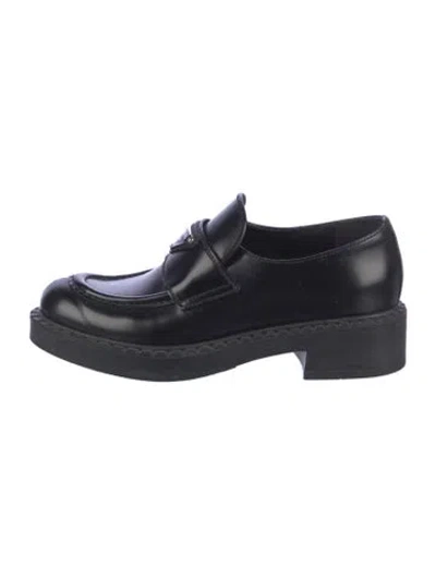 Pre-owned Prada Enameled Metal Triangle Leather Oxfords In Black