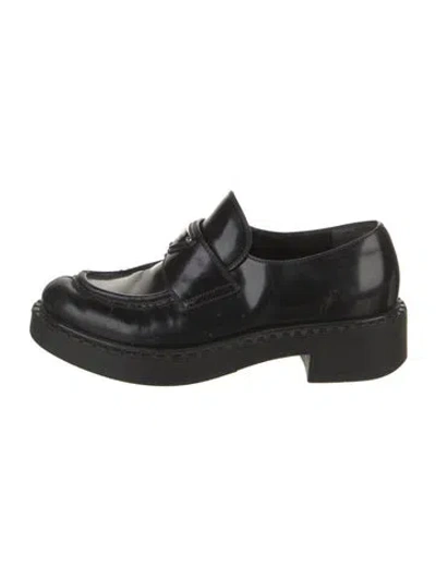 Pre-owned Prada Enameled Metal Triangle Leather Oxfords In Black