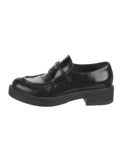 Pre-owned Prada Enameled Metal Triangle Leather Oxfords In Black