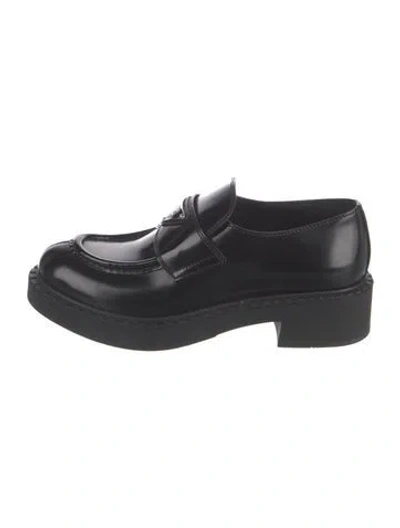 Pre-owned Prada Enameled Metal Triangle Leather Oxfords In Black