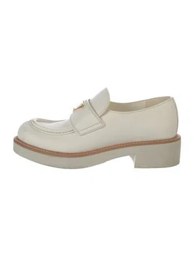 Pre-owned Prada Enameled Metal Triangle Leather Oxfords In White