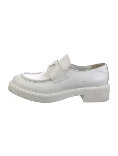Pre-owned Prada Enameled Metal Triangle Leather Oxfords In White