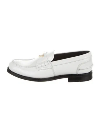 Pre-owned Prada Enameled Metal Triangle Patent Leather Dress Loafers In White