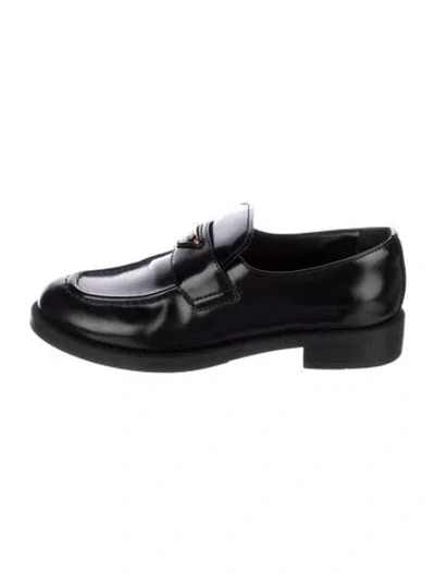 Pre-owned Prada Enameled Metal Triangle Patent Leather Oxfords In Black