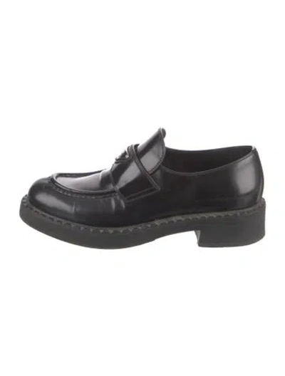Pre-owned Prada Enameled Metal Triangle Patent Leather Oxfords In Black