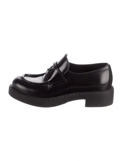 Pre-owned Prada Enameled Metal Triangle Patent Leather Oxfords In Black