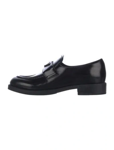Pre-owned Prada Enameled Metal Triangle Patent Leather Oxfords In Black