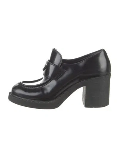 Pre-owned Prada Enameled Metal Triangle Patent Leather Oxfords In Black