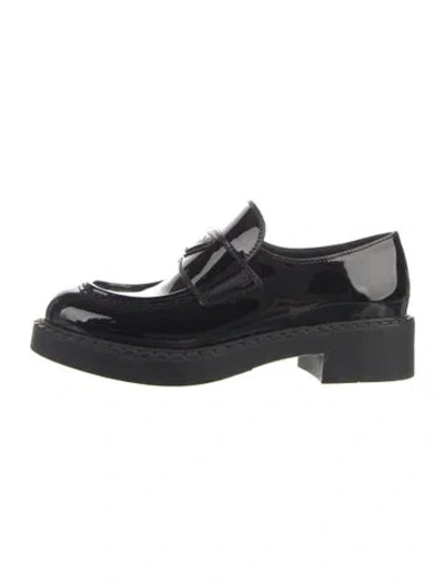 Pre-owned Prada Enameled Metal Triangle Patent Leather Oxfords In Black