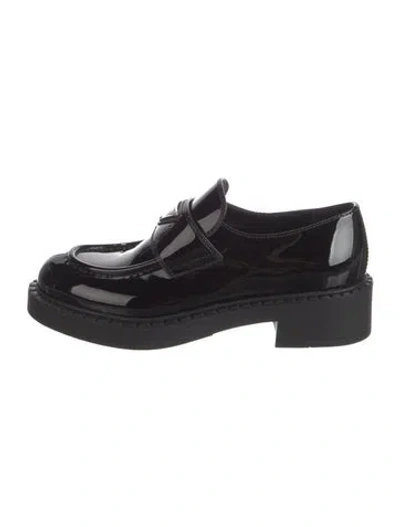 Pre-owned Prada Enameled Metal Triangle Patent Leather Oxfords In Black
