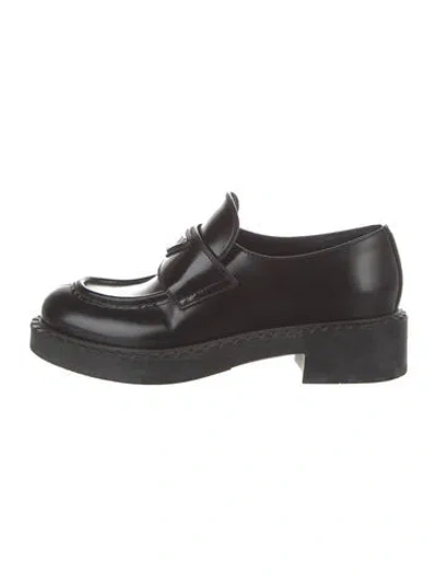 Pre-owned Prada Enameled Metal Triangle Patent Leather Oxfords In Black