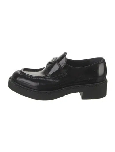 Pre-owned Prada Enameled Metal Triangle Patent Leather Oxfords In Black
