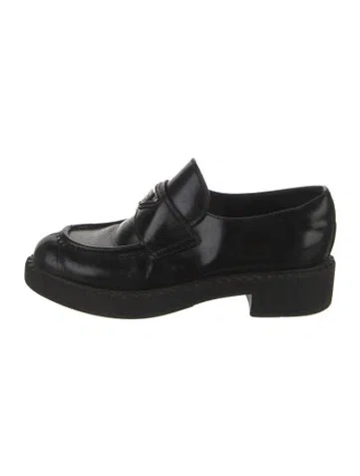 Pre-owned Prada Enameled Metal Triangle Patent Leather Oxfords In Black