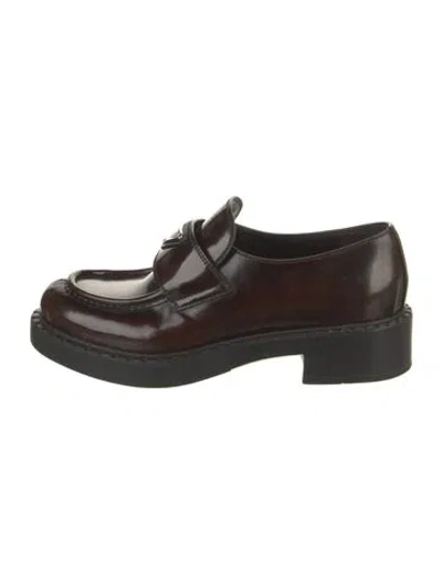Pre-owned Prada Enameled Metal Triangle Patent Leather Oxfords In Brown