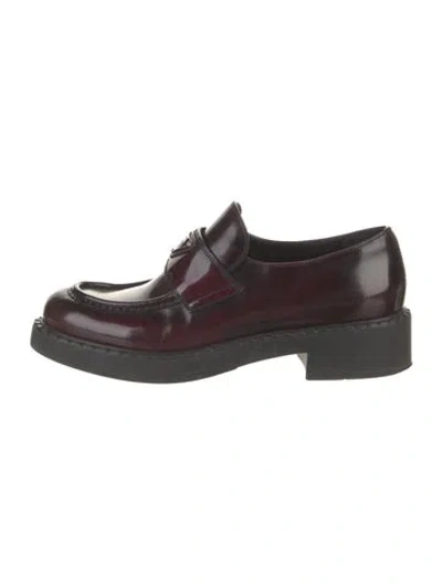 Pre-owned Prada Enameled Metal Triangle Patent Leather Oxfords In Burgundy