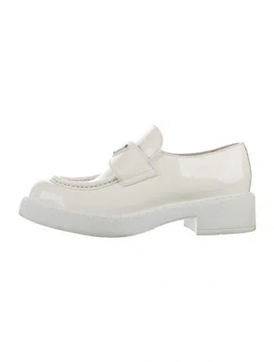 Pre-owned Prada Enameled Metal Triangle Patent Leather Oxfords In White