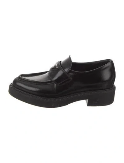 Pre-owned Prada Enameled Metal Triangle Patent Leather Pumps In Black