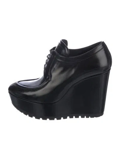 Pre-owned Prada Enameled Metal Triangle Patent Leather Pumps In Black