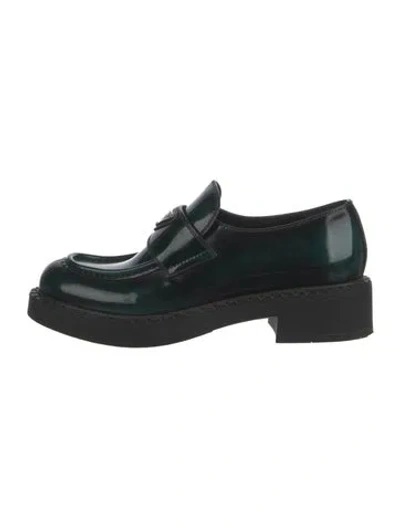 Pre-owned Prada Enameled Metal Triangle Patent Leather Pumps In Black