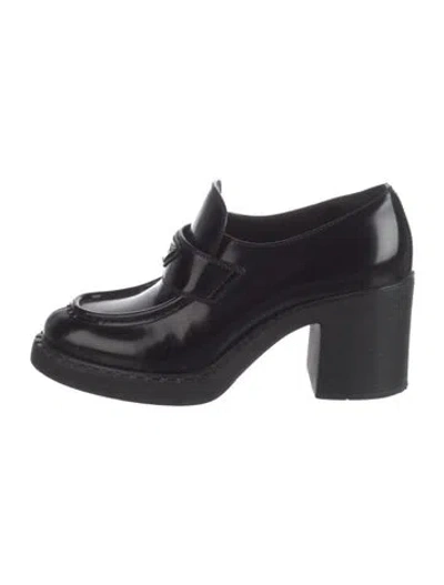 Pre-owned Prada Enameled Metal Triangle Patent Leather Pumps In Black