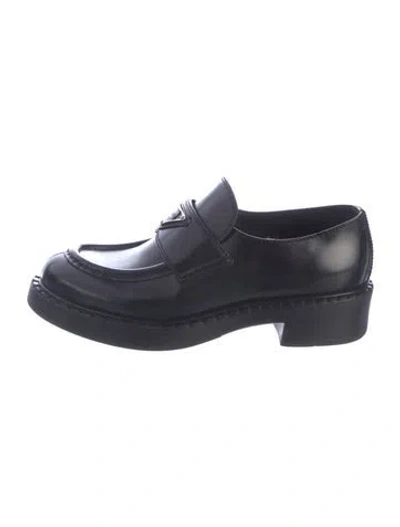 Pre-owned Prada Enameled Metal Triangle Patent Leather Pumps In Black