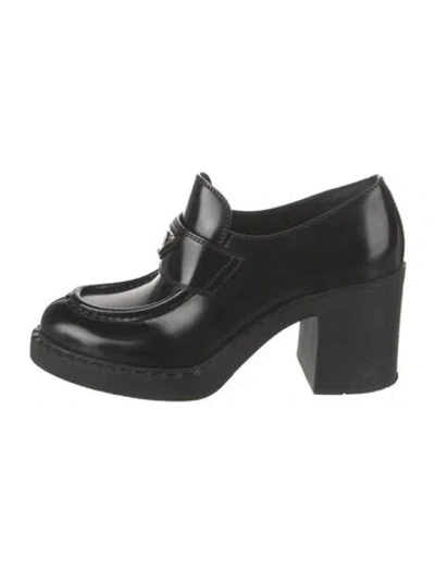 Pre-owned Prada Enameled Metal Triangle Patent Leather Pumps In Black