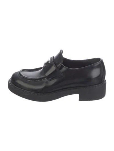 Pre-owned Prada Enameled Metal Triangle Patent Leather Pumps In Black