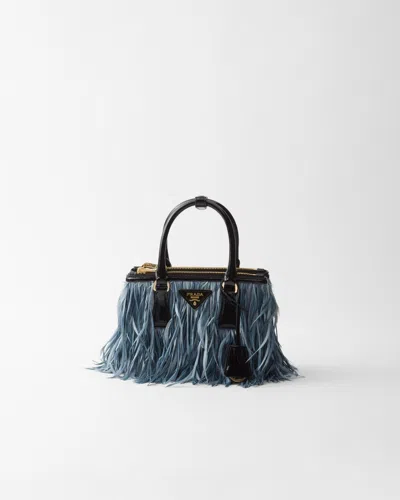 Prada Galleria Mini Bag Mit Federbesatz In Blassblau/schwarz