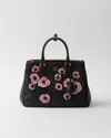 Prada Grosse  Galleria Tasche Aus Leder Mit Blumenapplikationen In Black/geranium
