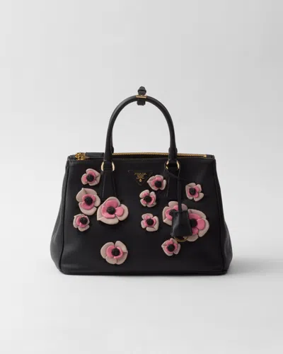 Prada Grosse  Galleria Tasche Aus Leder Mit Blumenapplikationen In Black/geranium