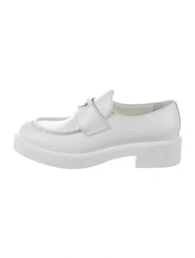 Pre-owned Prada Leather Oxfords In White