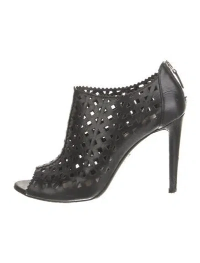 Pre-owned Prada Leather Pumps In Black