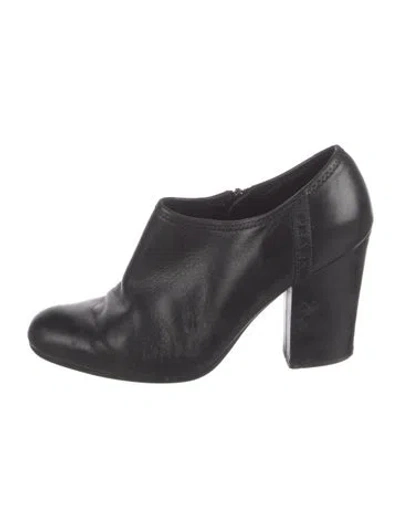 Pre-owned Prada Leather Pumps In Black