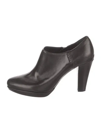 Pre-owned Prada Leather Pumps In Black