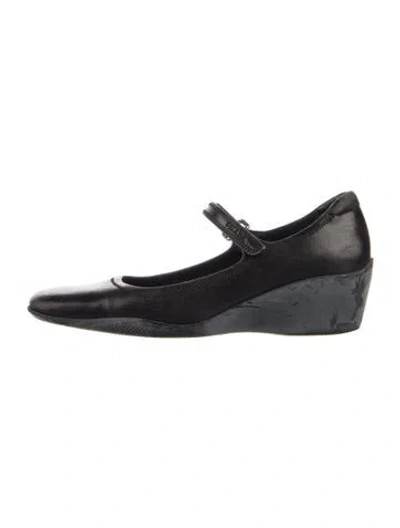 Pre-owned Prada Leather Pumps In Black